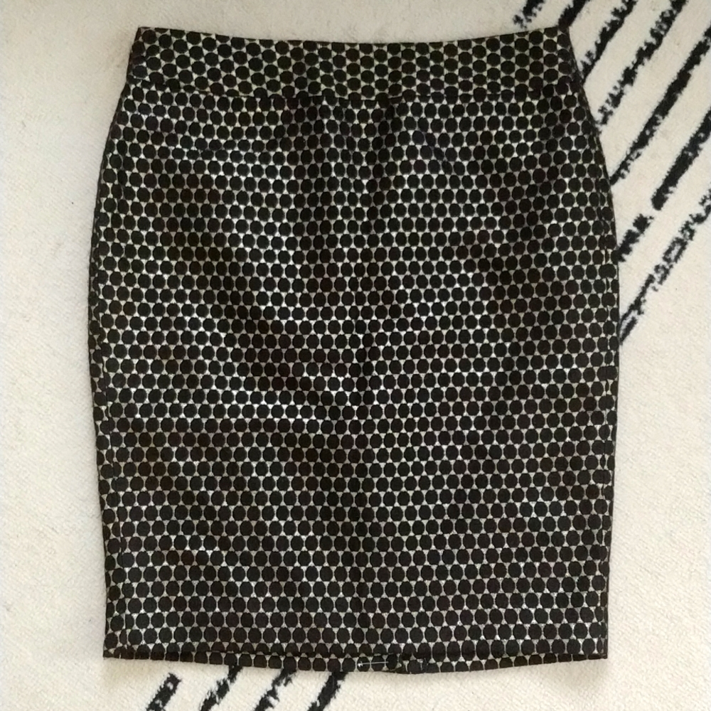 NWT Ann Taylor Black and Gold Knee-Length Skirt! Sz 8